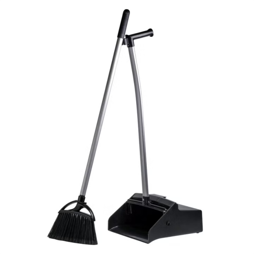 balai-et-porte-poussiere-noirs.jpg